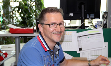 Mitarbeiter mit blauem Shirt Mitarbeiter mit blauem Shirt